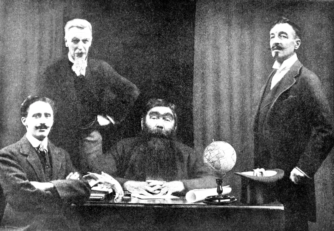 Эдвард Мелоун, профессор Саммерли, профессор Челленджер и лорд Джон Рокстон. Постановочная фотография участников вымышленной экспедиции, опубликованная в 1912 году. Фотограф Уильям Рэнсфорд.